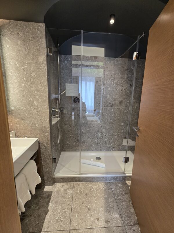 Standard bathroom in Hotel Am Stephansplatz.