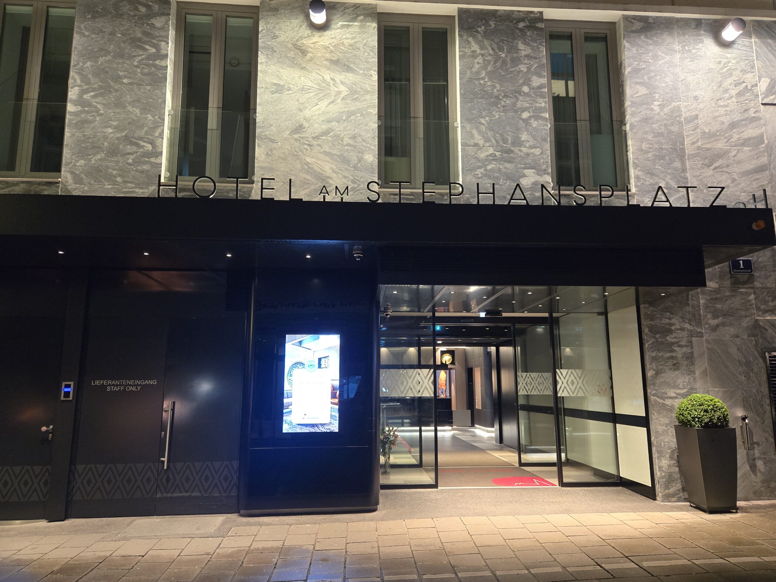 Entrance of Hotel Am Stephansplatz.